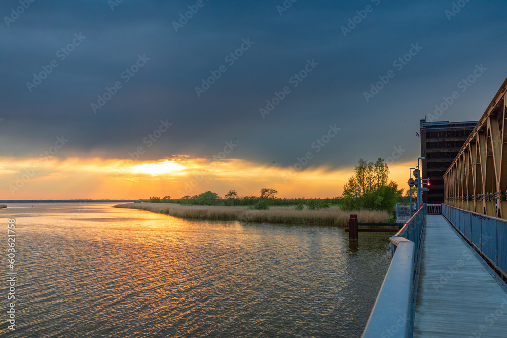 Fototapeta premium Sonnenuntergang an der Meiningenbrücke.