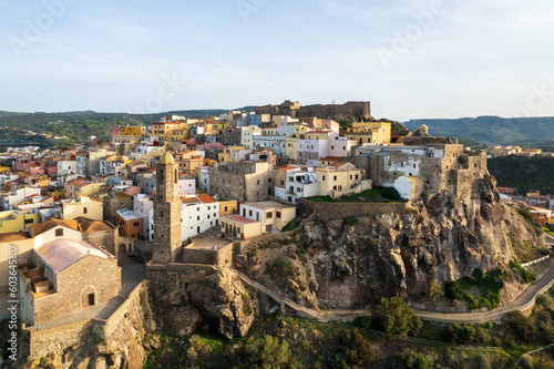 Sardegna, il centro storico di Castelsardo e la Cattedrale che sorge a picco sul mare.