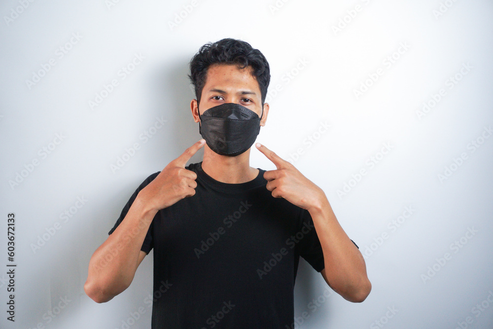 man invites to wear a mask to avoid the disease man invites to wear a mask to avoid the disease