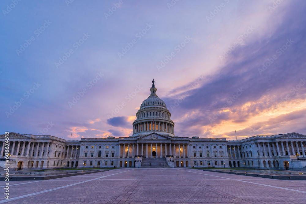 The United States Capitol building with American flag, Washington DC, USA. - obrazy, fototapety, plakaty 