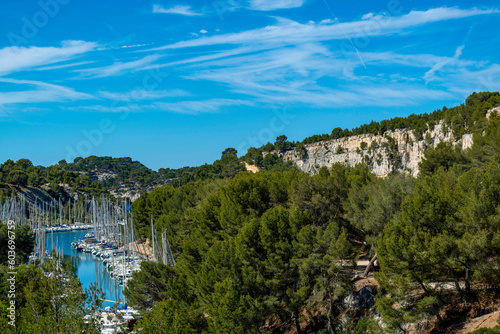 Le port naturel de Port-Miou dans les calanques de Cassis