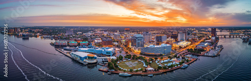 Fotografia Norfolk, Virginia, USA downtown city skyline from over the Elizabeth River