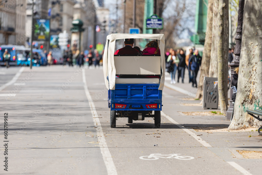 Naklejka premium Un Tuk-tuk à Paris.