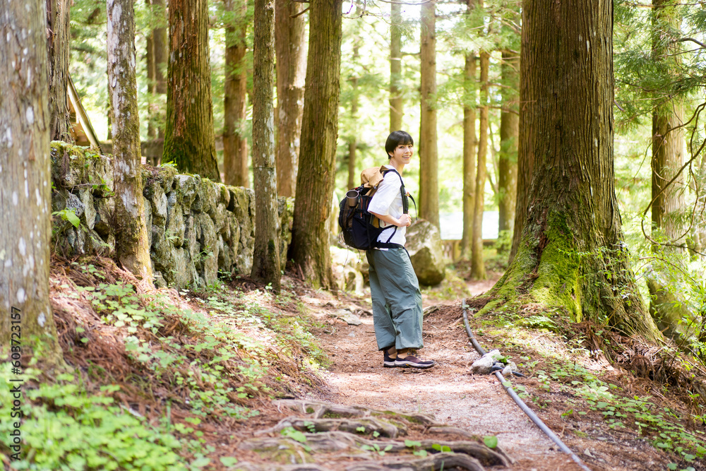 日本の山を登山している日本人女性