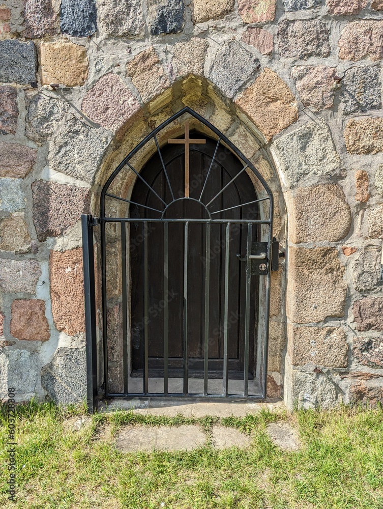 altes Kirchentür mit Gitter
