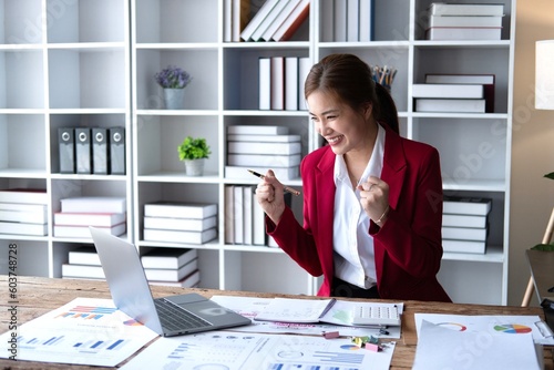 Foto Portrait smile beautiful business asian woman pink suit working office desk computer