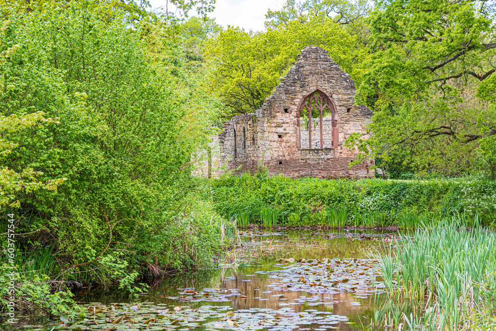 Φωτογραφία The ruins of the 12th century Norman chapel beside the moat of Lower Brockhampto