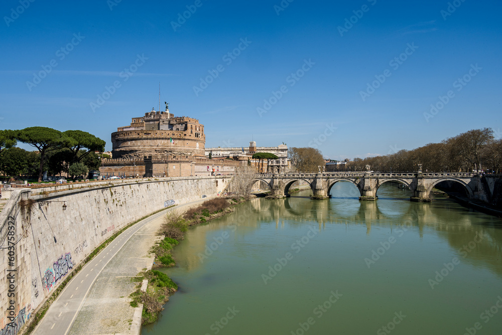 Der Fluß Tiber in Rom mit der Engelsburg und der Ponte St. Ange