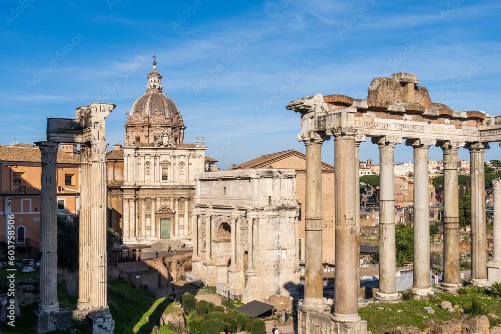 Blick vom Capitolshügel hinter dem Rathaus auf das Gelände und die Ruinen des Forum Romanum dem Machtzentrum des römischen Reiches