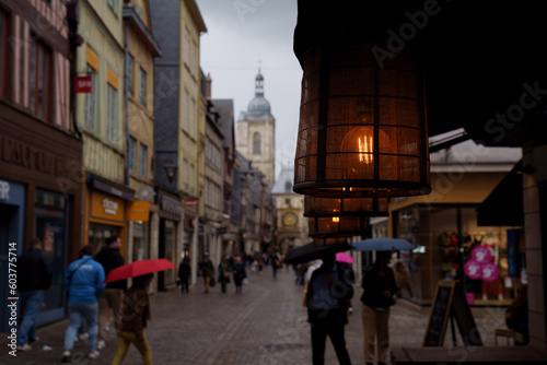 Rue de gros Horloge et gens avec parapluies  photo