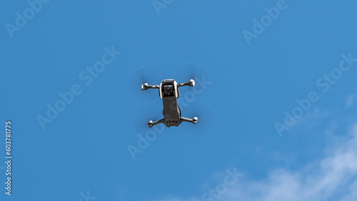 Vue d'un drone dans un lieu désertique en vol dans le ciel. 