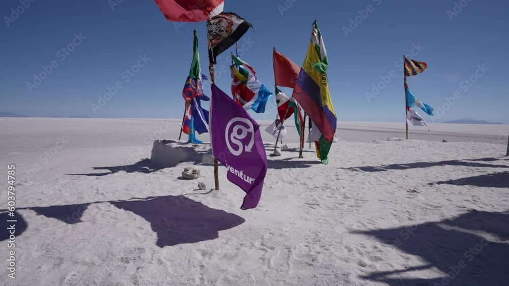 Checkpoint mit Flaggen aller Nationen in der Salzwüste von Bolivien