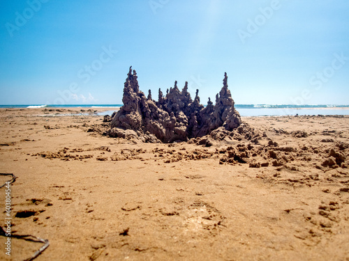castello di sabbia sulla spiaggia con il mare sullo sfondo e il cielo blu photo