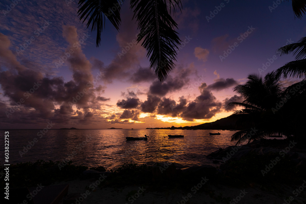 couché de soleil praslin seychelles 