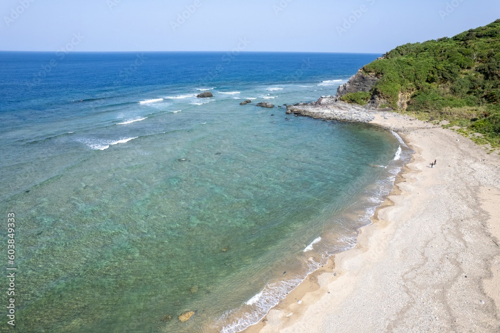 沖縄県国頭郡国頭村辺戸の辺戸岬、宇佐浜の海をドローンで空撮した風景 Aerial drone view of the sea at Cape Hendo and Usahama beach in Hendo, Kunigami-mura, Kunigami-gun, Okinawa, Japan 