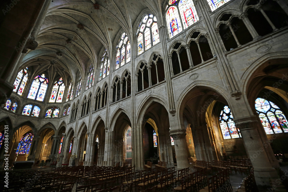 Side view in main nave - Saint-Severin church - Paris, France