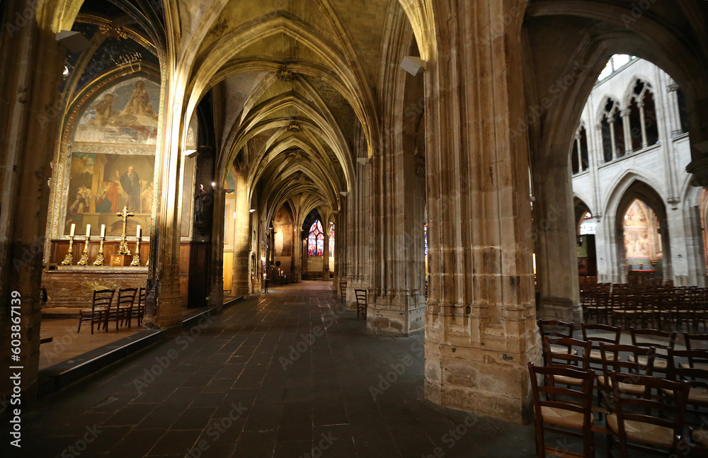 Walking the side nave - Saint-Severin church - Paris, France