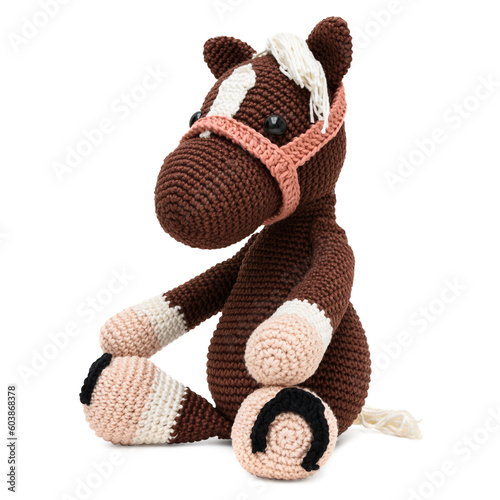 Cavalo sentado de pelúcia, feito com a técnica de crochê amigurumi nas cores branco e marrom