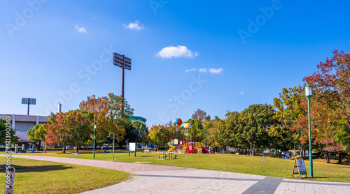 秋晴れ光芒を浴びている森林公園の紅葉風景
Autumn leaves scenery of the forest park bathed in autumn sunshine
佐賀県立森林公園(佐賀市)
Saga Prefectural Forest Park(Saga City)
日本(秋)2022年撮影
Japan (Autumn) Taken in 2022
九州・佐賀県