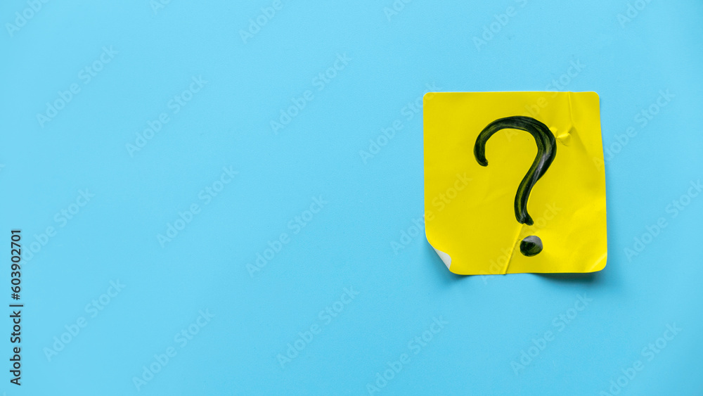 Q&A or questions and answers concept. Yellow sticker with handwritten question symbol on blue background. - obrazy, fototapety, plakaty 