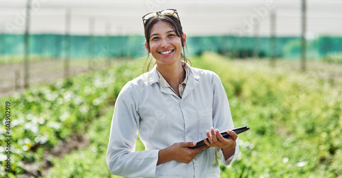 Fotografia Portrait, tablet and agriculture with a woman in a greenhouse on a farm for organic sustainability