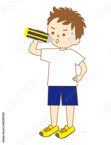 体操服姿で、水筒から水分補給をする男の子