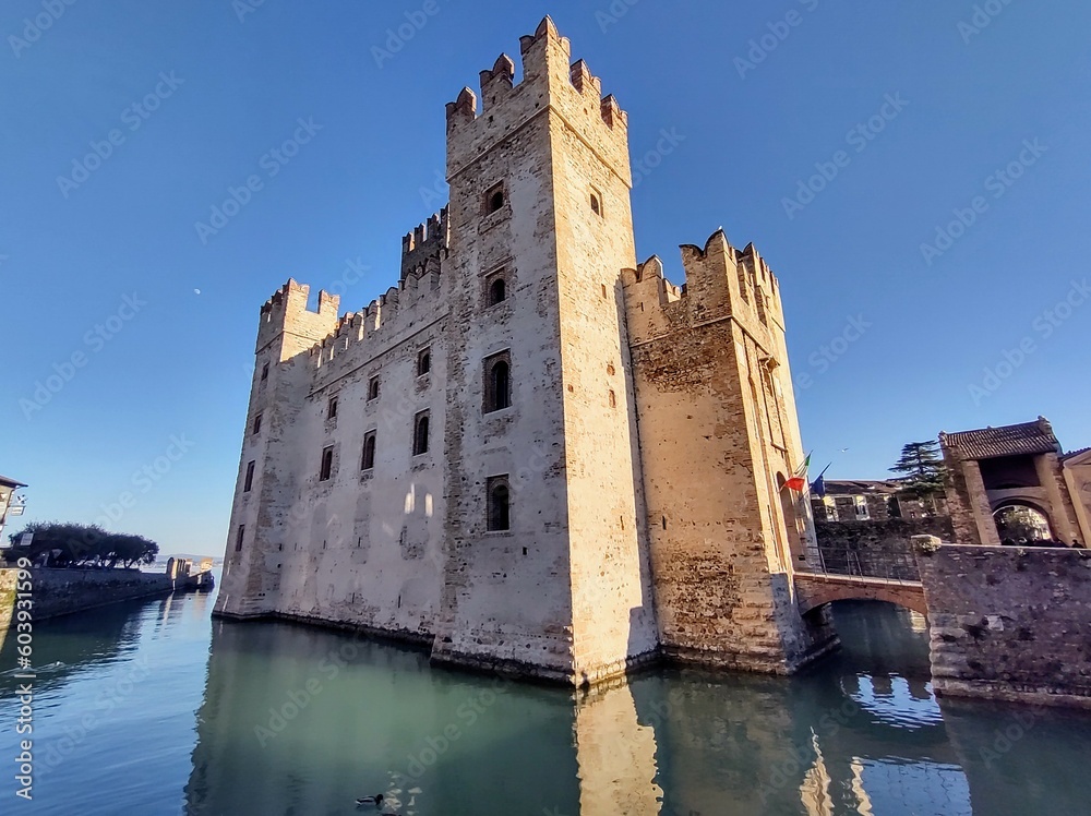 il castello sul lago