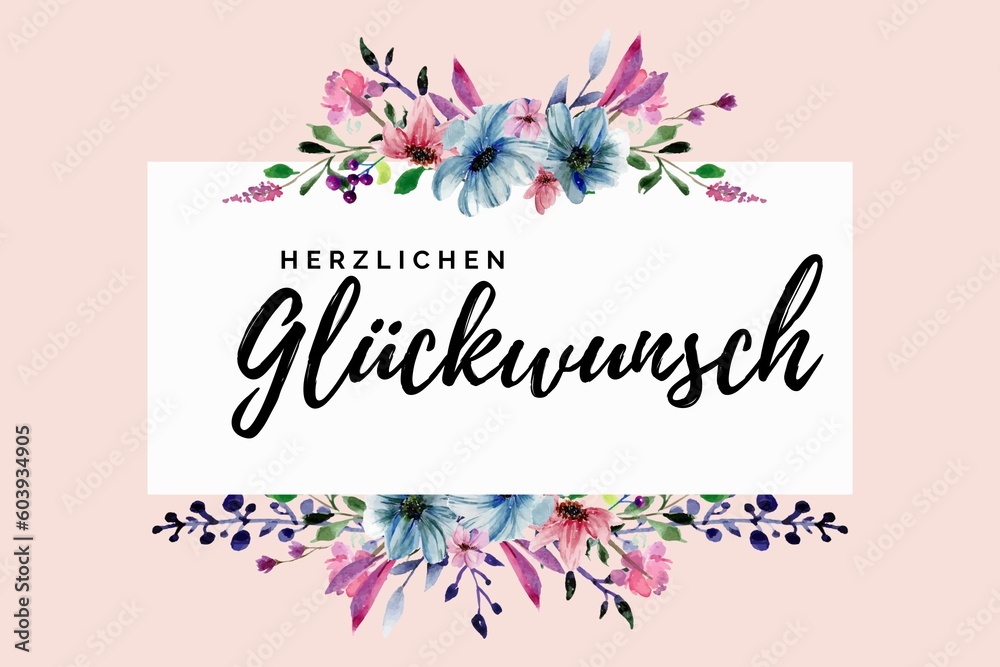 Herzlichen Glückwunsch Schriftzug mit blauen, pinken und violetten Blumen gezeichnet mit Wasserfarbe auf rosa Hintergrund. Glückwunschkarte.	
