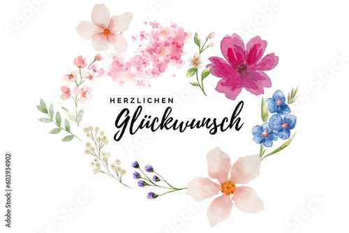 Herzlichen Glückwunsch Schriftzug mit blauen, pinken und weissen Blumen gezeichnet mit Wasserfarbe auf weissem Hintergrund. Glückwunschkarte.	
