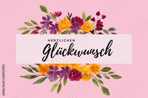 Herzlichen Glückwunsch Schriftzug mit violetten, pinken und orangen Blumen gezeichnet mit Wasserfarbe auf rosa Hintergrund. Glückwunschkarte.	
