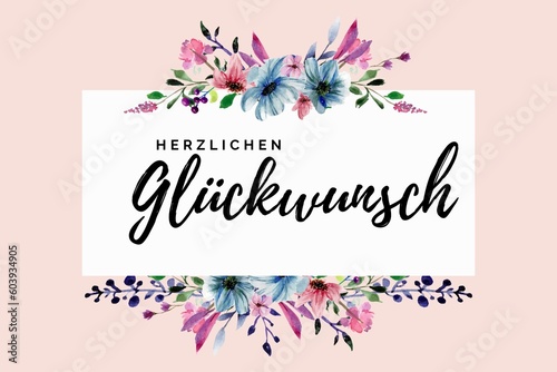 Herzlichen Glückwunsch Schriftzug mit blauen, pinken und violetten Blumen gezeichnet mit Wasserfarbe auf rosa Hintergrund. Glückwunschkarte.	

