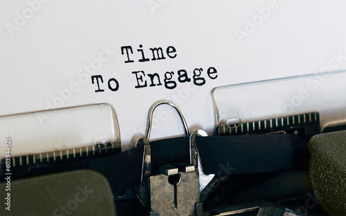 Fotografie Text Time to engage typed on retro typewriter