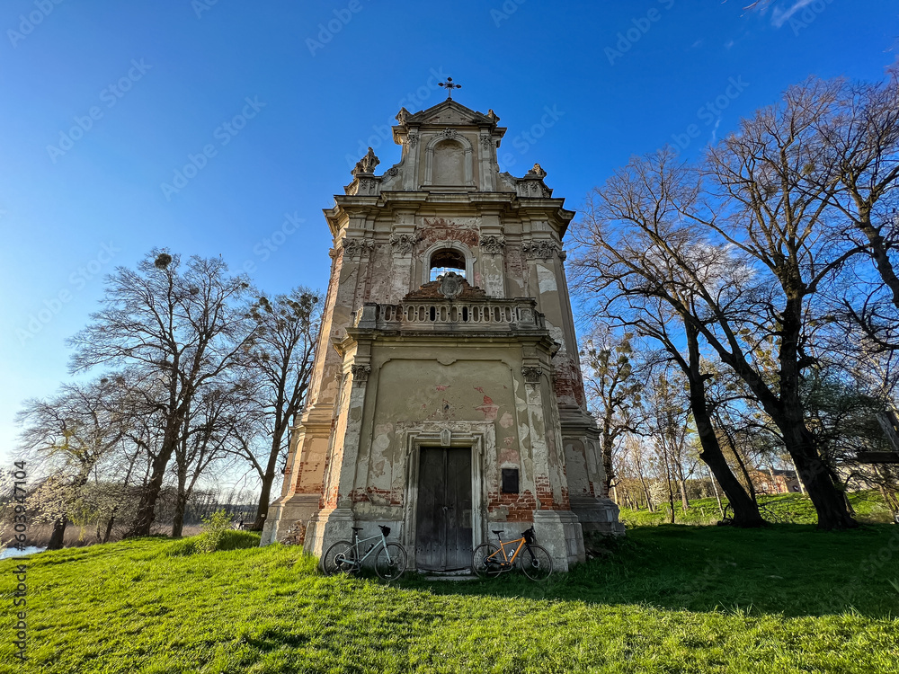 Naklejka premium Gravel bicycle in the city park on the spring season