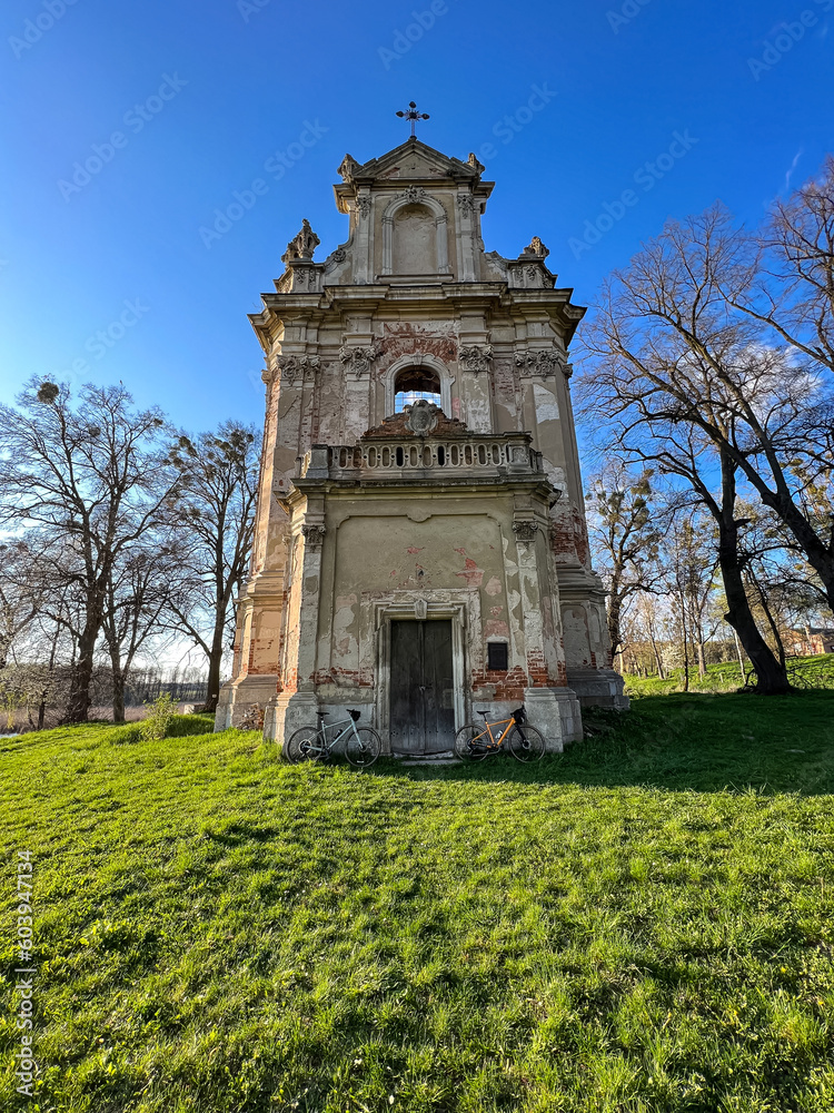 Naklejka premium Gravel bicycle in the city park on the spring season