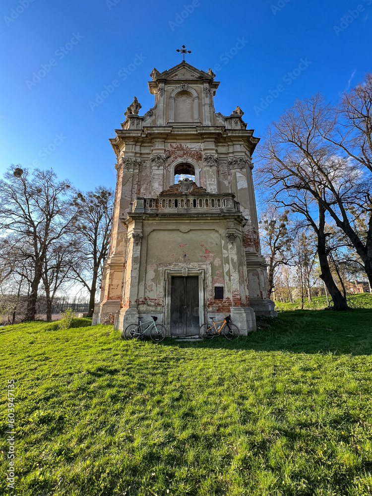 Naklejka premium Gravel bicycle in the city park on the spring season