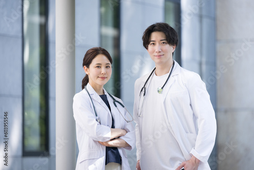 Konstfotografi 採用や転職に　さわやかな腕を組む若い男女の研修医やドクター、研究者のイメージ カメラ目線