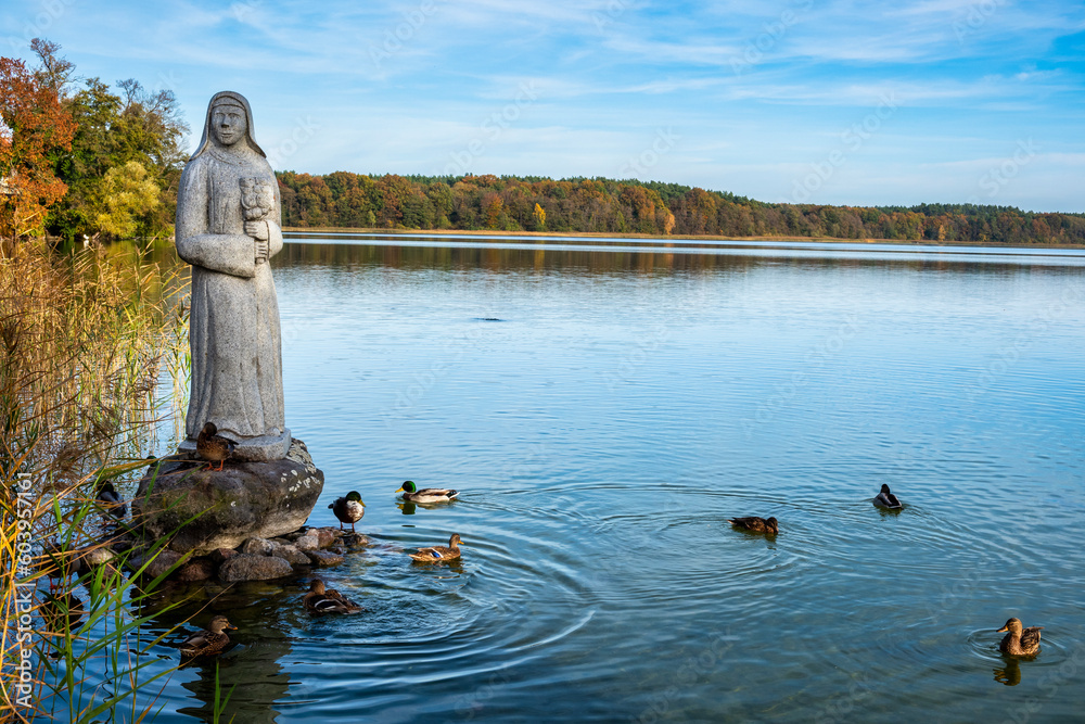 Obraz premium Skulptur Die schöne Nonne am Wutzsee, Lindow Mark, Brandenburg, Deutschland