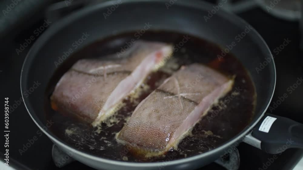 カレイの煮付けを作る様子 カレイの煮付けを作る様子