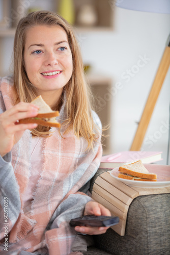 Bilde på lerret happy woman snacking and zapping