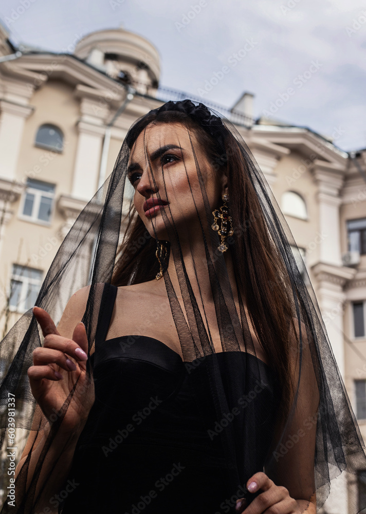 Obraz premium a woman in a Sicilian Italian look in a black dress