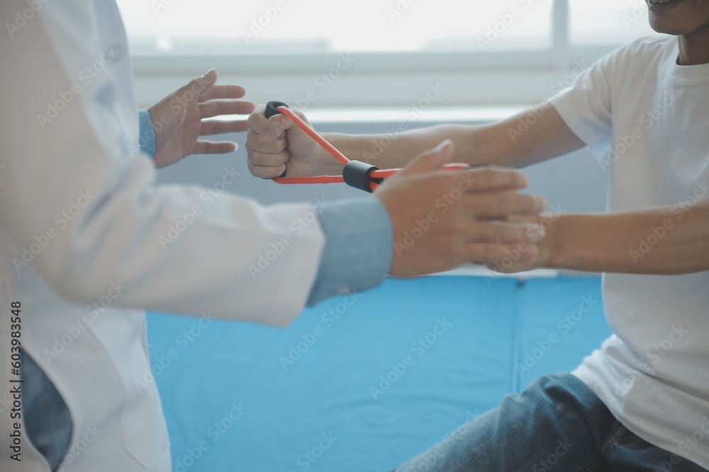 Obraz premium Doctor or physical therapist examines back pain and spinal area to give advice within the rehabilitation center.