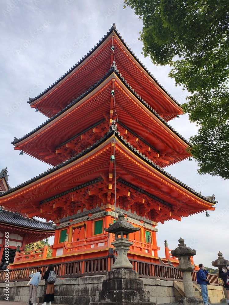 Le Kiyomizu-dera, temple et complexe asiatique et japonais construit à flanc de montagne, avec un magnifique panorama sur la ville, dans un vaste espace forestier de verdure, avec escaliers, passants