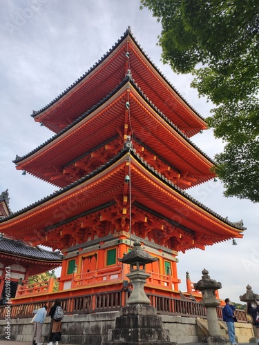 Le Kiyomizu-dera, temple et complexe asiatique et japonais construit à flanc de montagne, avec un magnifique panorama sur la ville, dans un vaste espace forestier de verdure, avec escaliers, passants