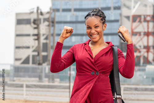 Foto beautiful young african lady feeling happy and celebrates