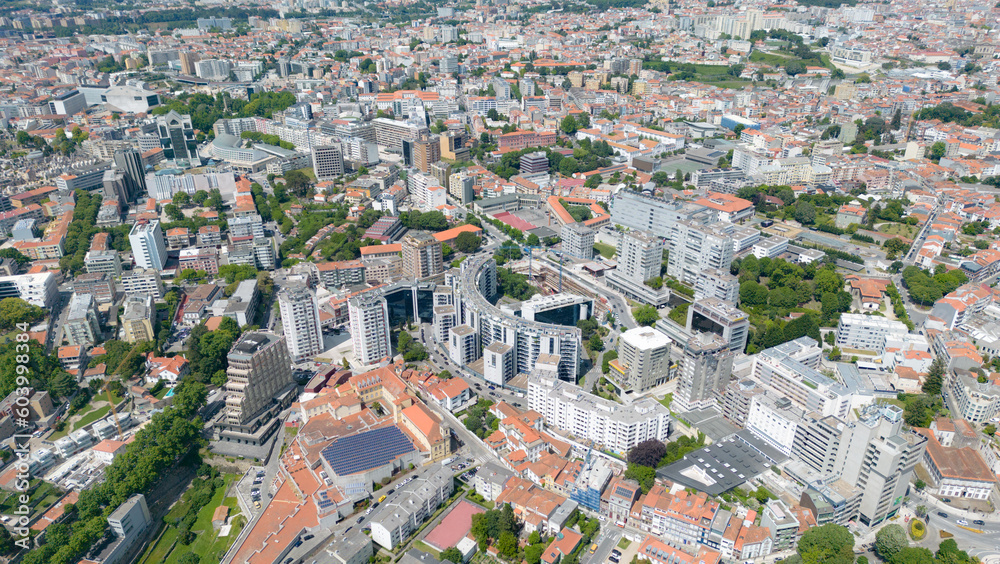 Fototapeta premium vista aerea de la ciudad de oporto, area comercial y residencial de esta hermosa ciudad, predominan sus fachadas blancas y techos naranjos multiplicados por la ciudad del fado 