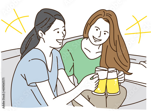 笑顔でビールを飲む若い女性たち
