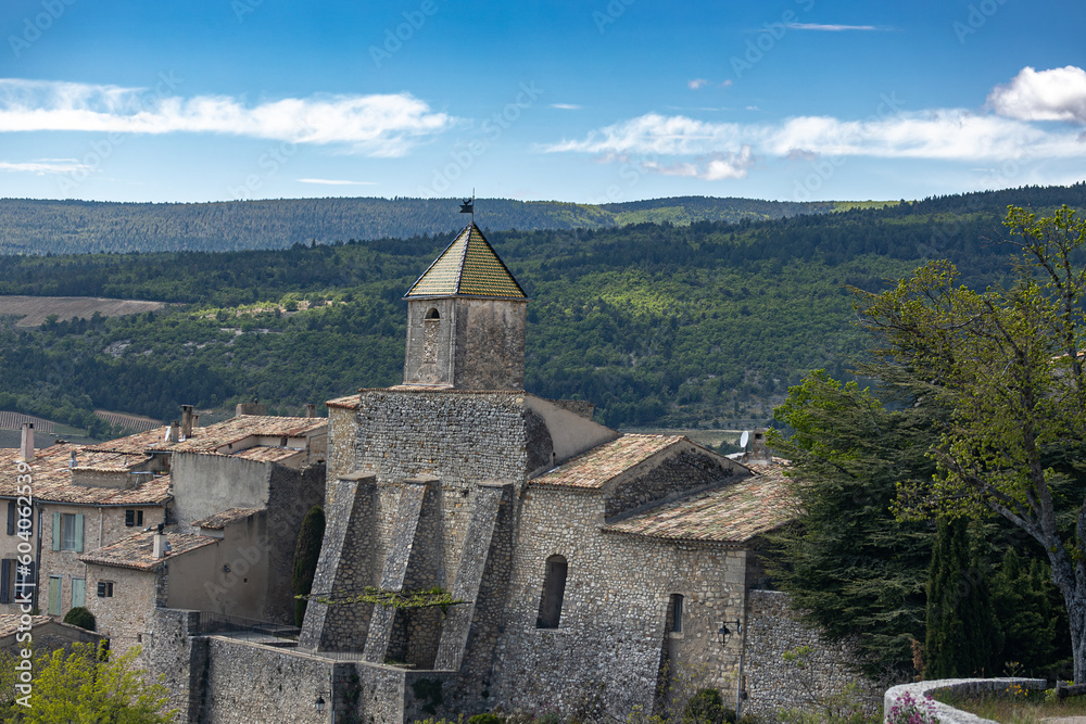 Vue sur le village d'Aurel (près de Sault) Vaucluse, Provence, France