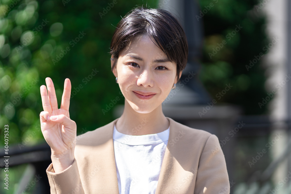3つ　手　ジェスチャー　女性