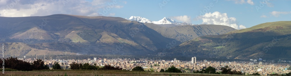 Vista Panorámica de la ciudad de Huancayo de fondo el nevado Huaytapallana