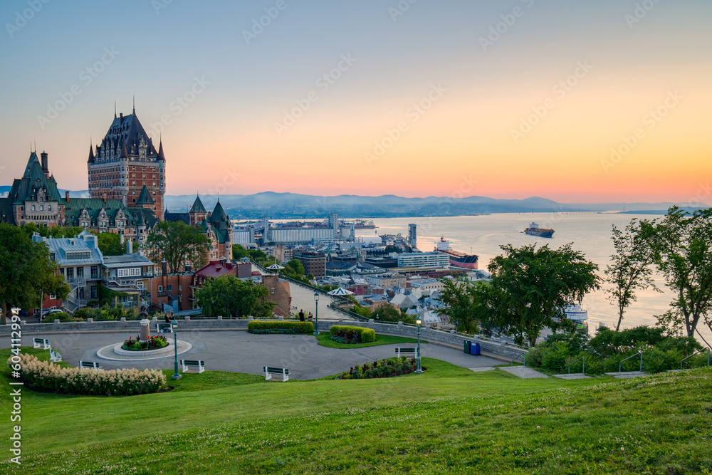 Obraz premium Quebec city's old town panorama at dawn, chateau Frontenac in the background, Canada
